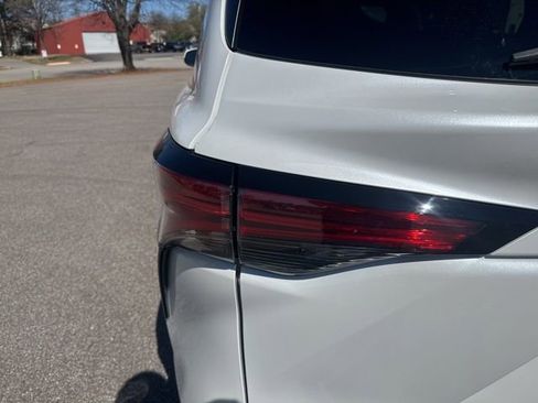 Used 2025 Toyota Sienna Limited image 10