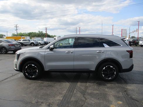 Used 2024 Kia Sorento S w/ Panoramic Sunroof Package AWD/4WD image 3