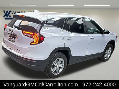 Used 2024 GMC Terrain SLE image 2