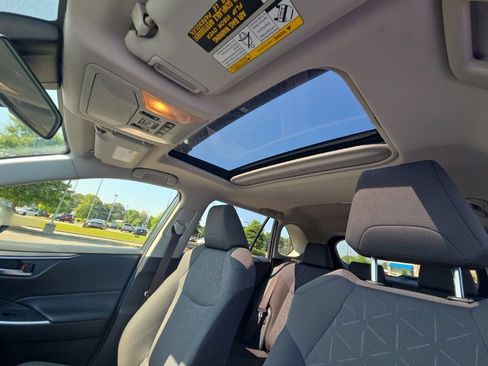 Used 2019 Toyota RAV4 XLE w/ Convenience Package FWD image 16