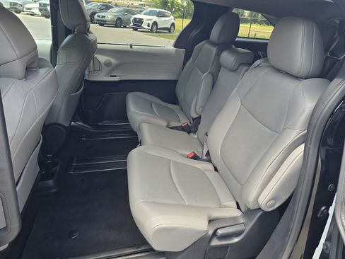 Used 2025 Toyota Sienna XLE FWD image 12