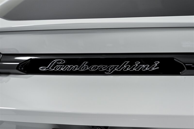 Used 2024 Lamborghini Urus S AWD/4WD image 14