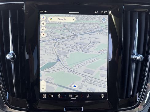 Used 2025 Volvo V90 B6 Cross Country Plus image 27