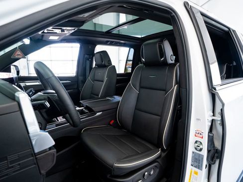 Used 2025 Cadillac Escalade ESV Sport w/ LPO, ONYX Package AWD/4WD image 31
