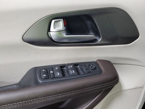 Used 2019 Chrysler Pacifica Touring-L FWD image 27