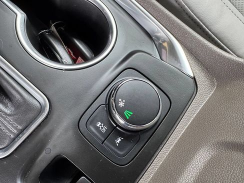 Used 2020 Chevrolet Traverse Premier FWD image 21