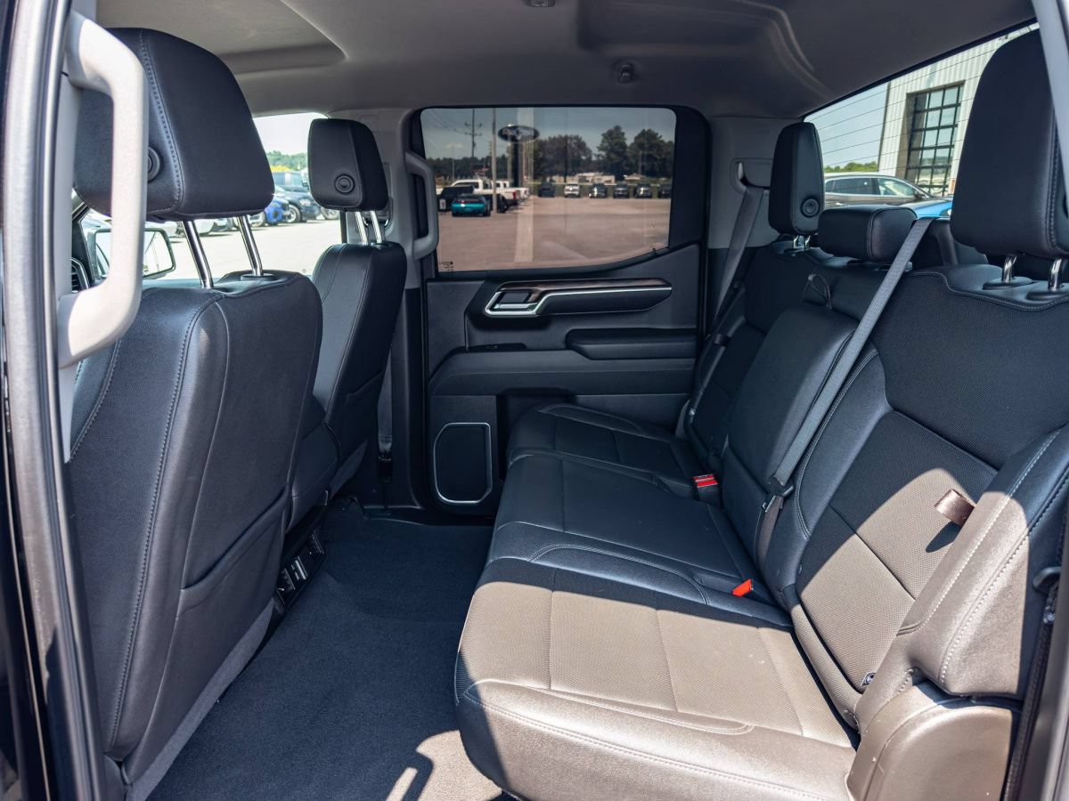 Used 2025 GMC Sierra 1500 SLT AWD/4WD image 9