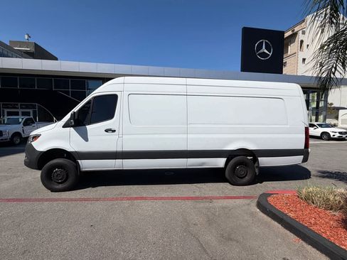 Used 2024 Mercedes-Benz Sprinter 2500 image 2