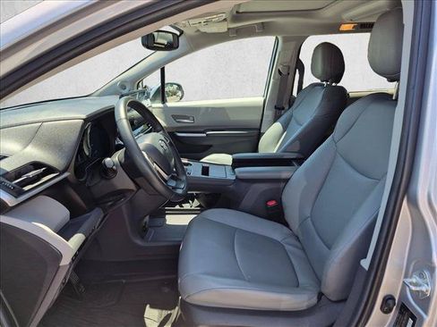 Used 2024 Toyota Sienna XLE w/ XLE Plus Package FWD image 11