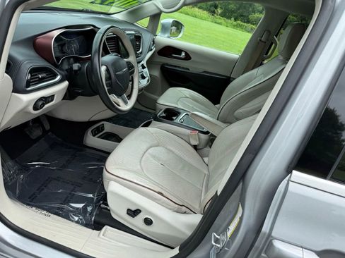 Used 2017 Chrysler Pacifica Limited image 11