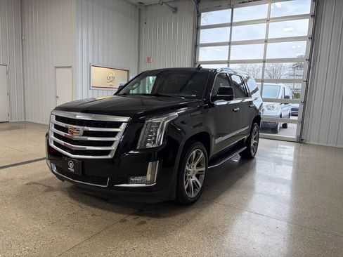 Used 2016 Cadillac Escalade Luxury image 2