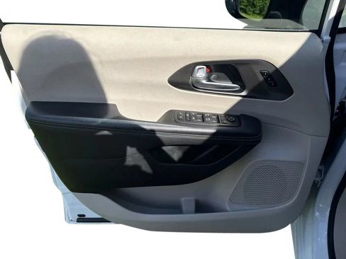 Used 2024 Chrysler Pacifica Touring-L FWD image 11
