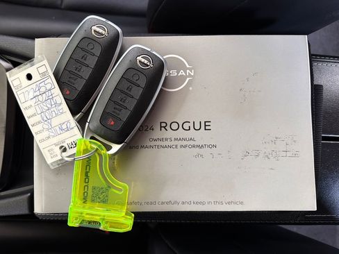 Used 2024 Nissan Rogue SV w/ SV Premium Package image 34