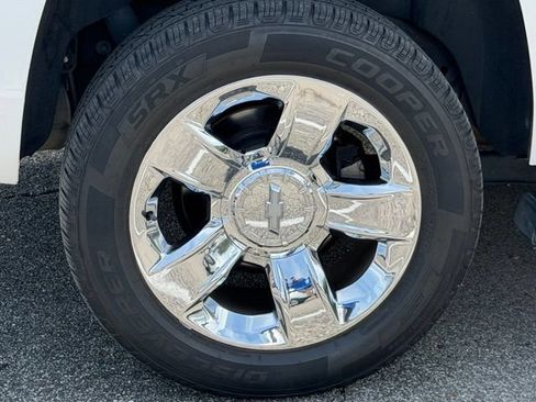 Used 2019 Chevrolet Tahoe LT w/ LT Signature Package RWD image 26