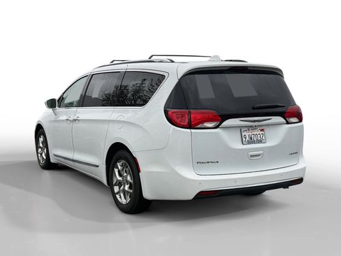 Used 2018 Chrysler Pacifica Limited image 3