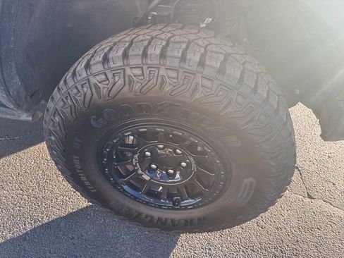 Used 2024 GMC Canyon AT4X w/ AT4X AEV Edition image 13