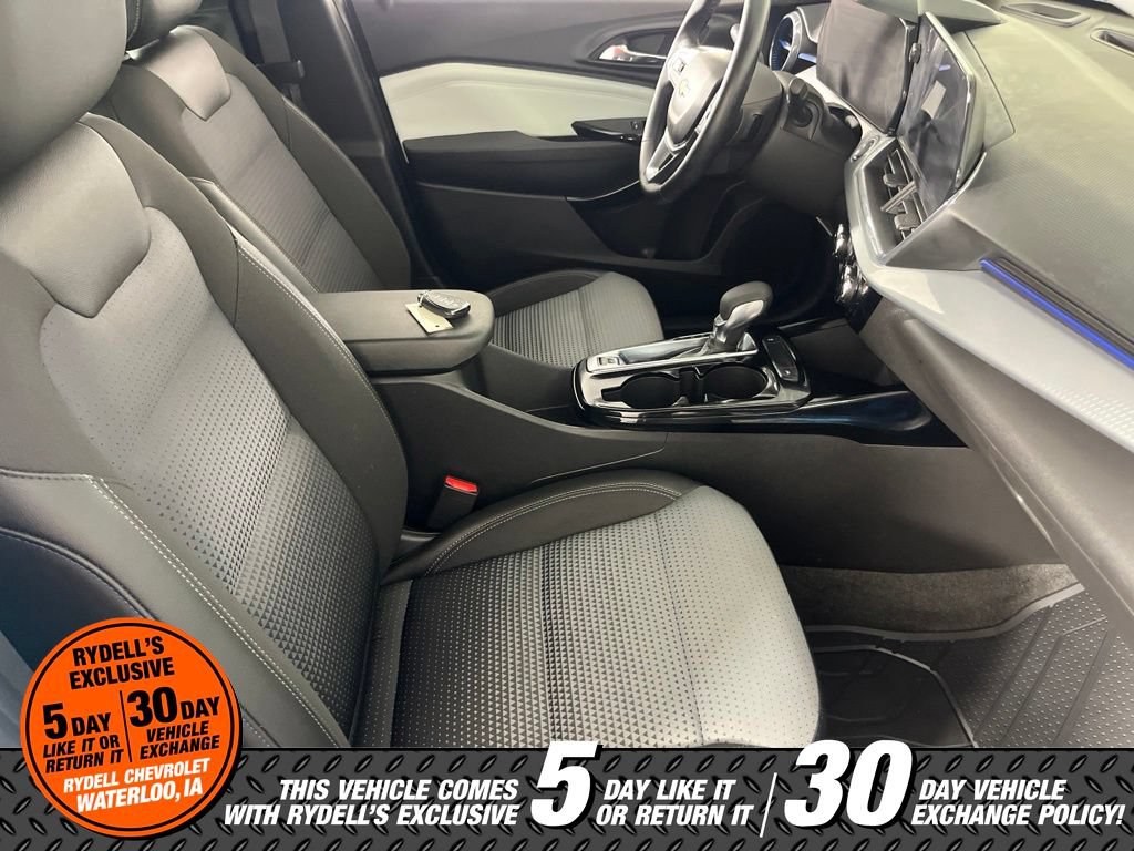 Used 2025 Chevrolet Trax LT w/ LT Convenience Package FWD image 9