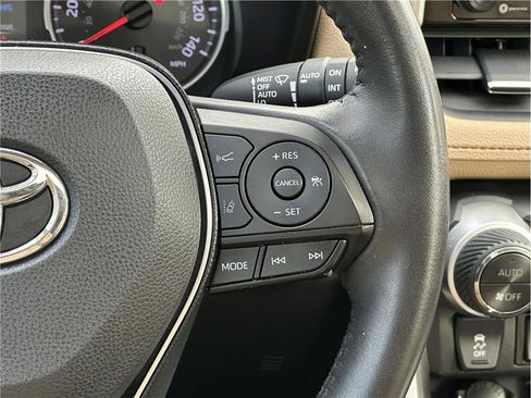 Used 2019 Toyota RAV4 XLE Premium image 23