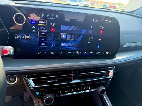 Used 2025 Chevrolet Traverse LT image 18