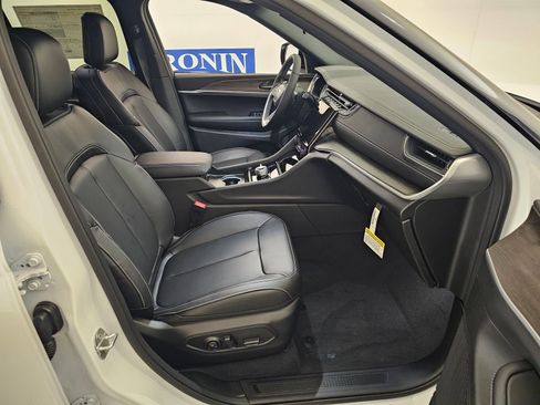 New 2025 Jeep Grand Cherokee Limited image 36