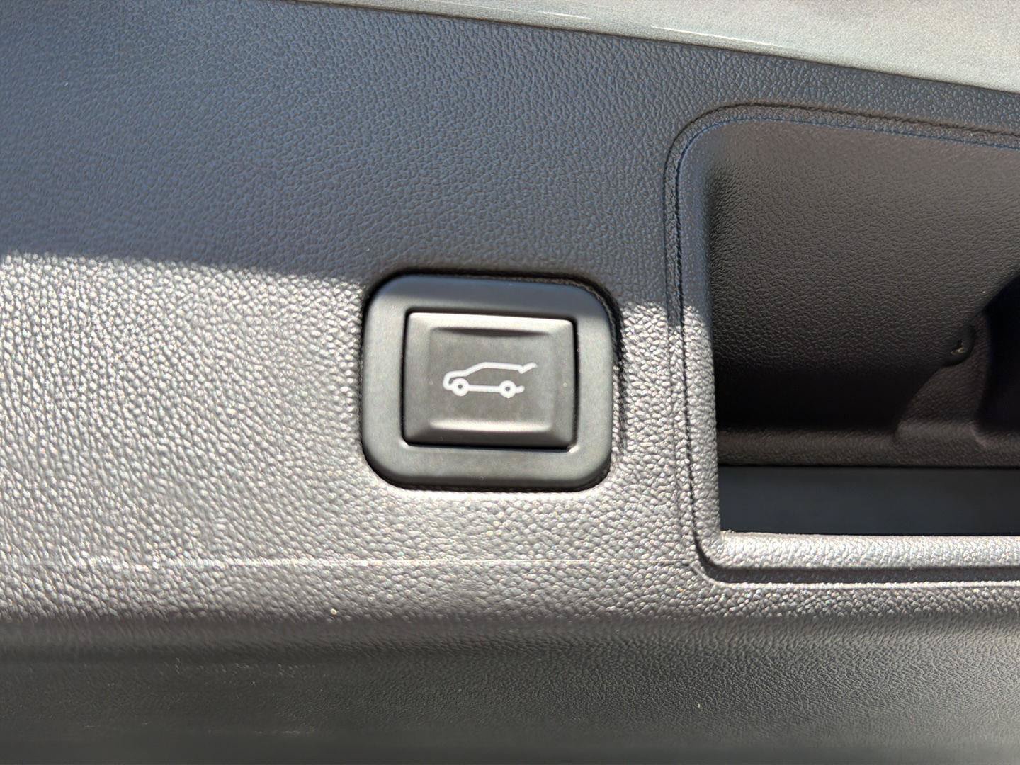 Used 2024 GMC Terrain SLE w/ Driver Convenience Package AWD/4WD image 32