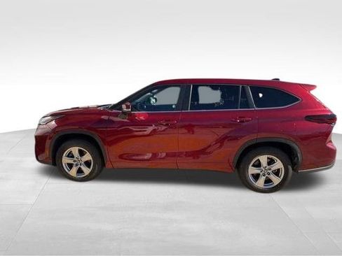 Used 2024 Toyota Highlander LE image 7