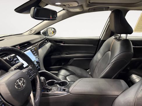Used 2020 Toyota Camry XLE w/ Sunroof Package image 10