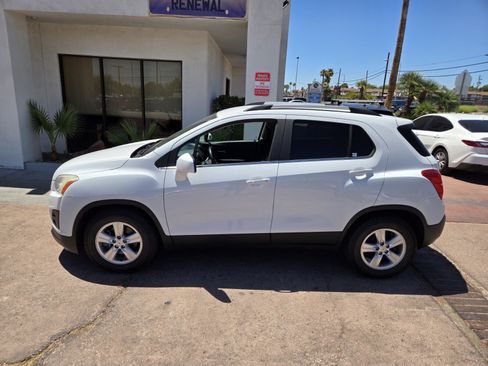 Used 2016 Chevrolet Trax LT w/ LT Convenience Package FWD image 2