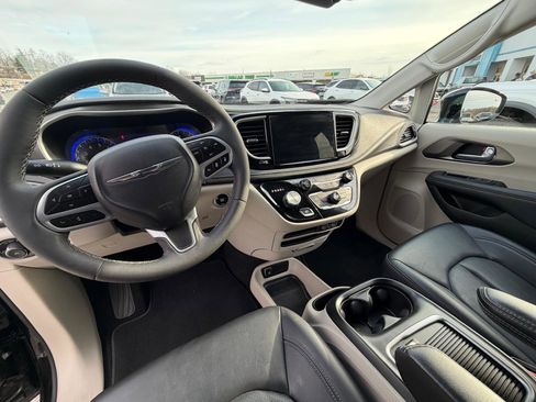 Used 2024 Chrysler Pacifica Touring-L image 10