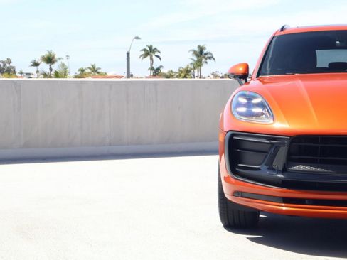 Certified 2025 Porsche Macan image 12