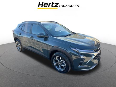 Used 2025 Chevrolet Trax LT image 1