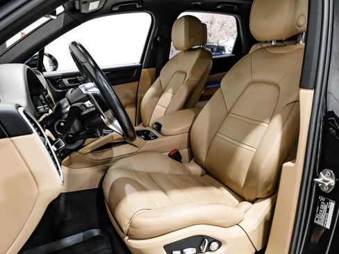 Used 2019 Porsche Cayenne Sport Utility 4D image 36
