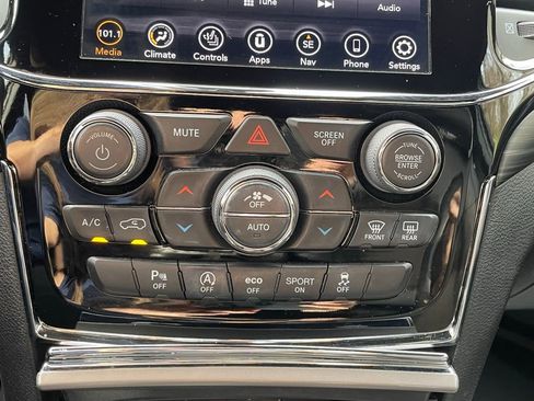 Used 2021 Jeep Grand Cherokee Laredo X image 36