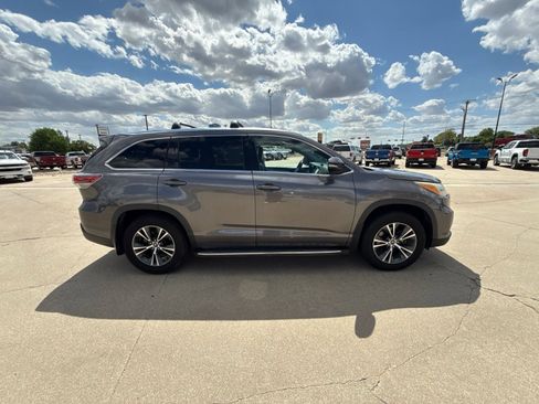 Used 2016 Toyota Highlander XLE AWD/4WD image 4