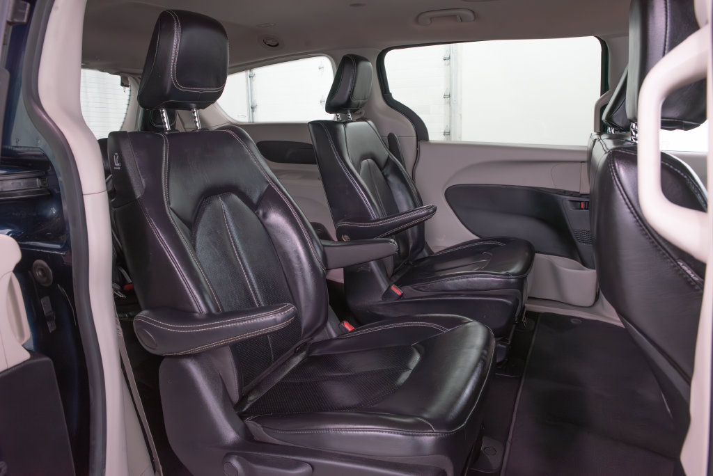 Used 2024 Chrysler Pacifica Limited FWD image 21