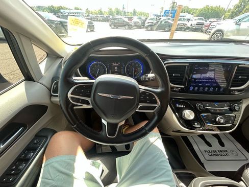 Used 2017 Chrysler Pacifica Touring-L FWD image 27