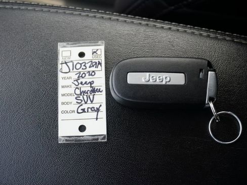 Used 2020 Jeep Cherokee Limited image 39