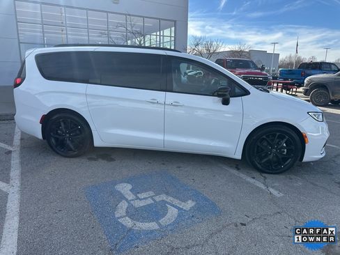 Used 2025 Chrysler Pacifica Limited image 38