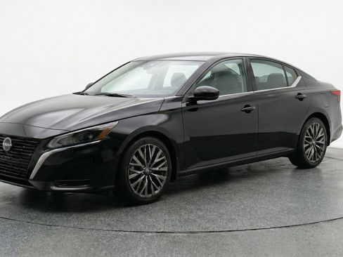 Used 2025 Nissan Altima 2.5 SV FWD image 3