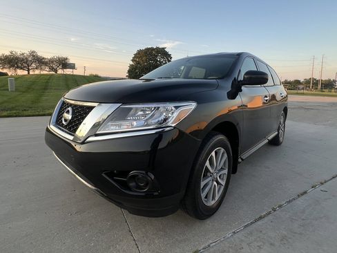 Used 2014 Nissan Pathfinder S image 1