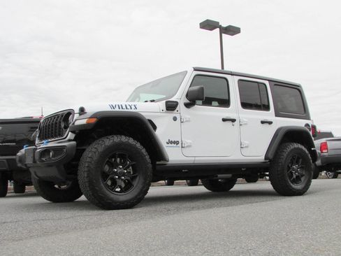 Used 2024 Jeep Wrangler Unlimited AWD/4WD image 10