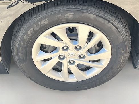Used 2020 Hyundai Elantra SE FWD image 28
