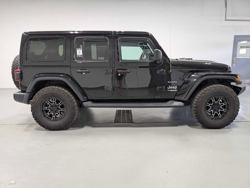 Used 2018 Jeep Wrangler Unlimited Sahara AWD/4WD image 7