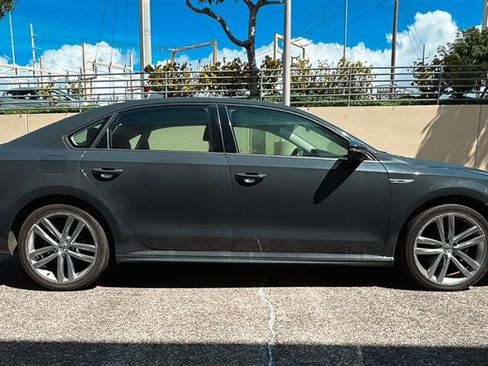 Used 2018 Volkswagen Passat 2.0T R-Line w/ R-Line Lighting Package FWD image 6