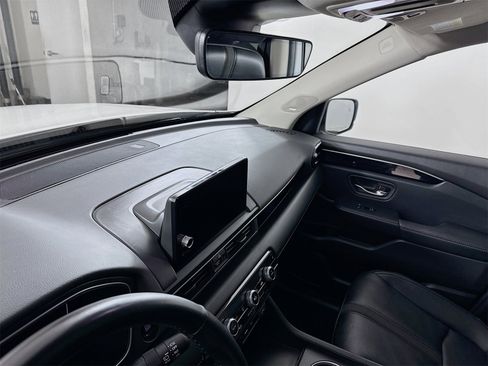 Used 2024 Honda Pilot Touring image 6