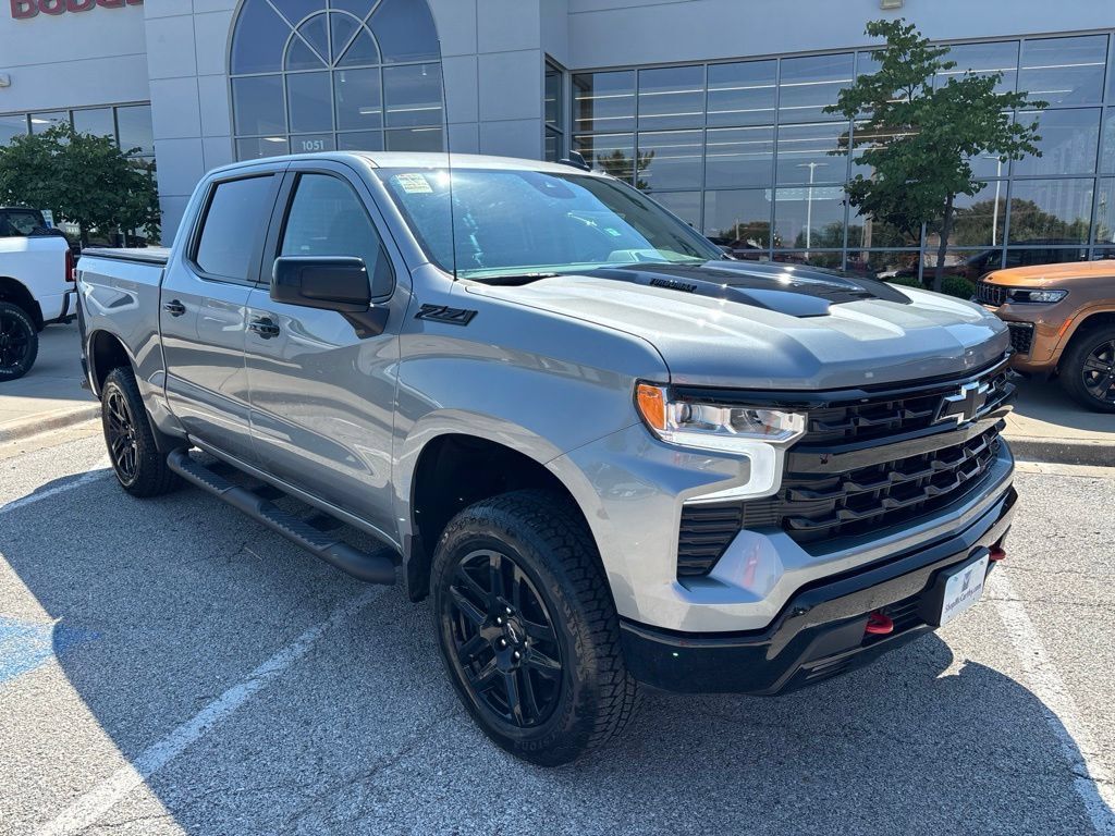 Used 2025 Chevrolet Silverado 1500 LT Trail Boss w/ LPO, Dark Essentials Package AWD/4WD image 2