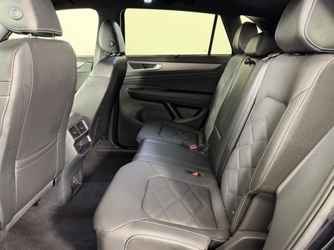 Used 2024 Volkswagen Atlas Cross Sport SE w/ Panoramic Sunroof Package FWD image 21