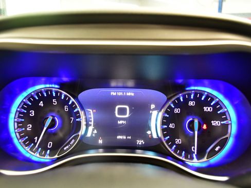 Used 2023 Chrysler Pacifica Touring-L FWD image 21