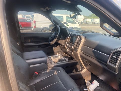 Used 2018 Ford Expedition XLT w/ Equipment Group 202A AWD/4WD image 2