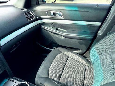 Used 2017 Ford Explorer XLT image 30